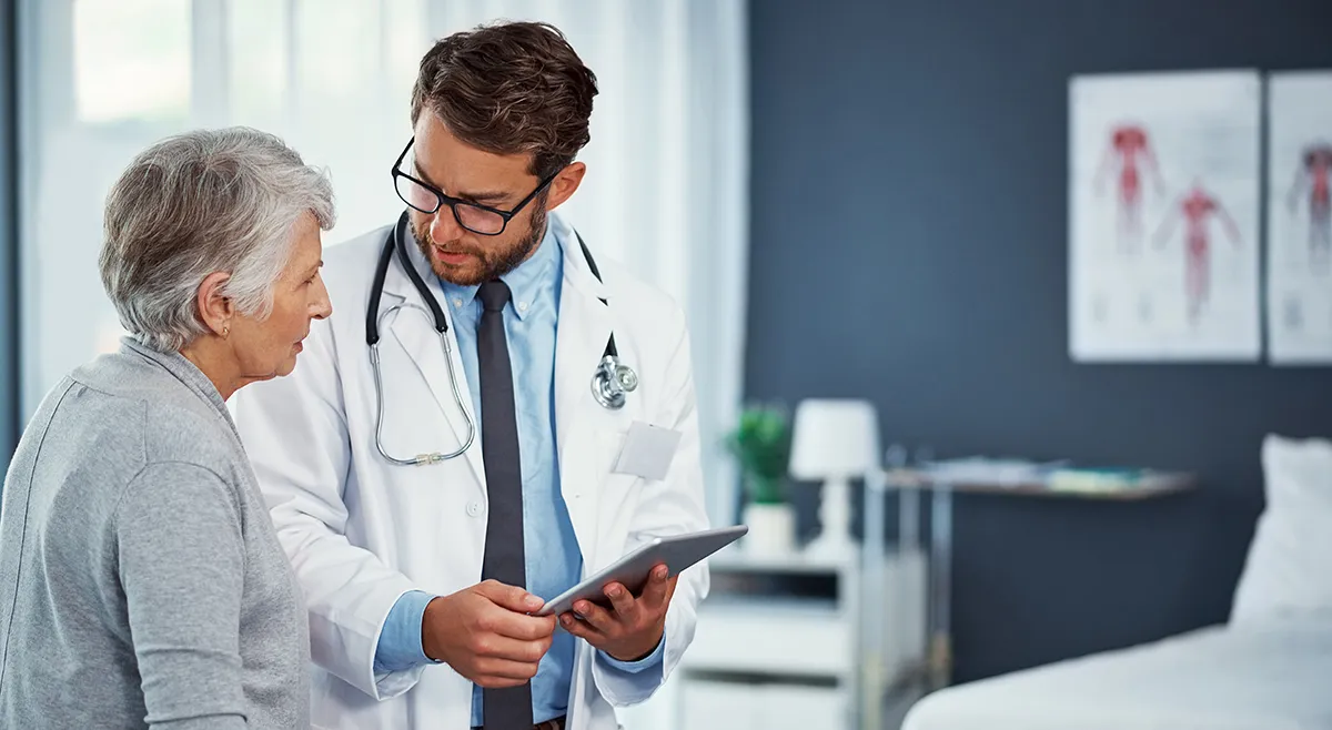Femme agée en consultation avec un médecin au Centre Hospitalier de Carcassonne