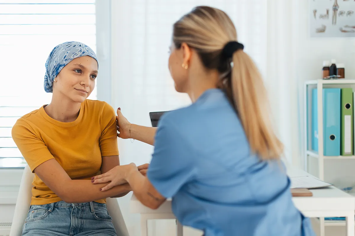 Femme atteinte d'un cancer en consultation avec un médecin au Centre Hospitalier de Carcassonne