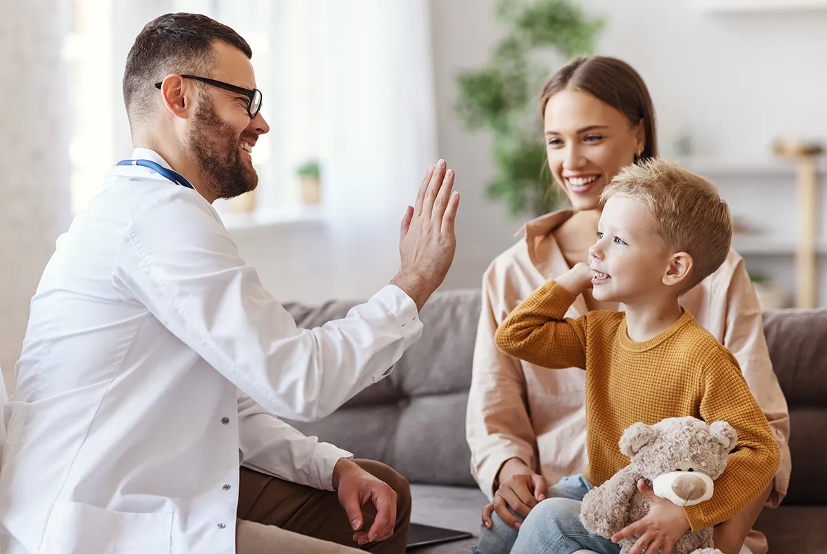 une maman et son fils en consultation au Centre Hospitalier de Carcassonne