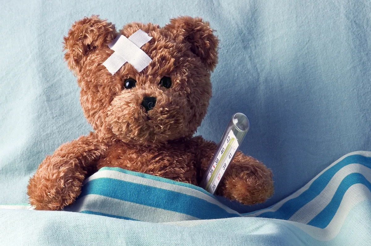 un ourson en peluche avec un pansement sur la tête, dans un lit d'hôpital au Centre Hospitalier de Carcassonne