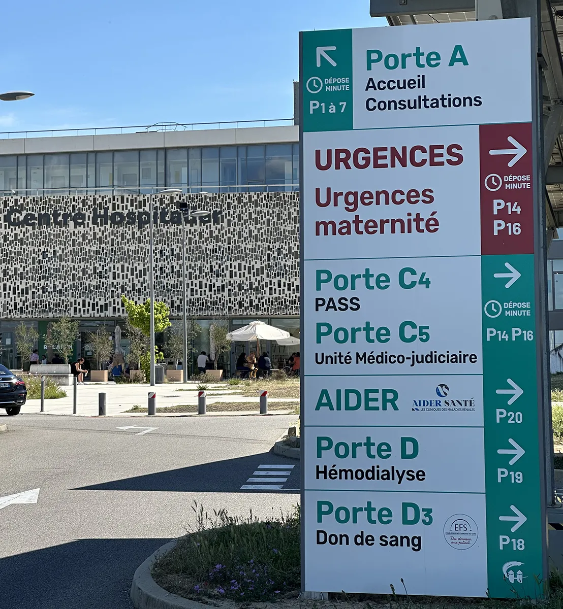 Panneau d'orientation pour le service des Urgences Maternité et Gynécologique