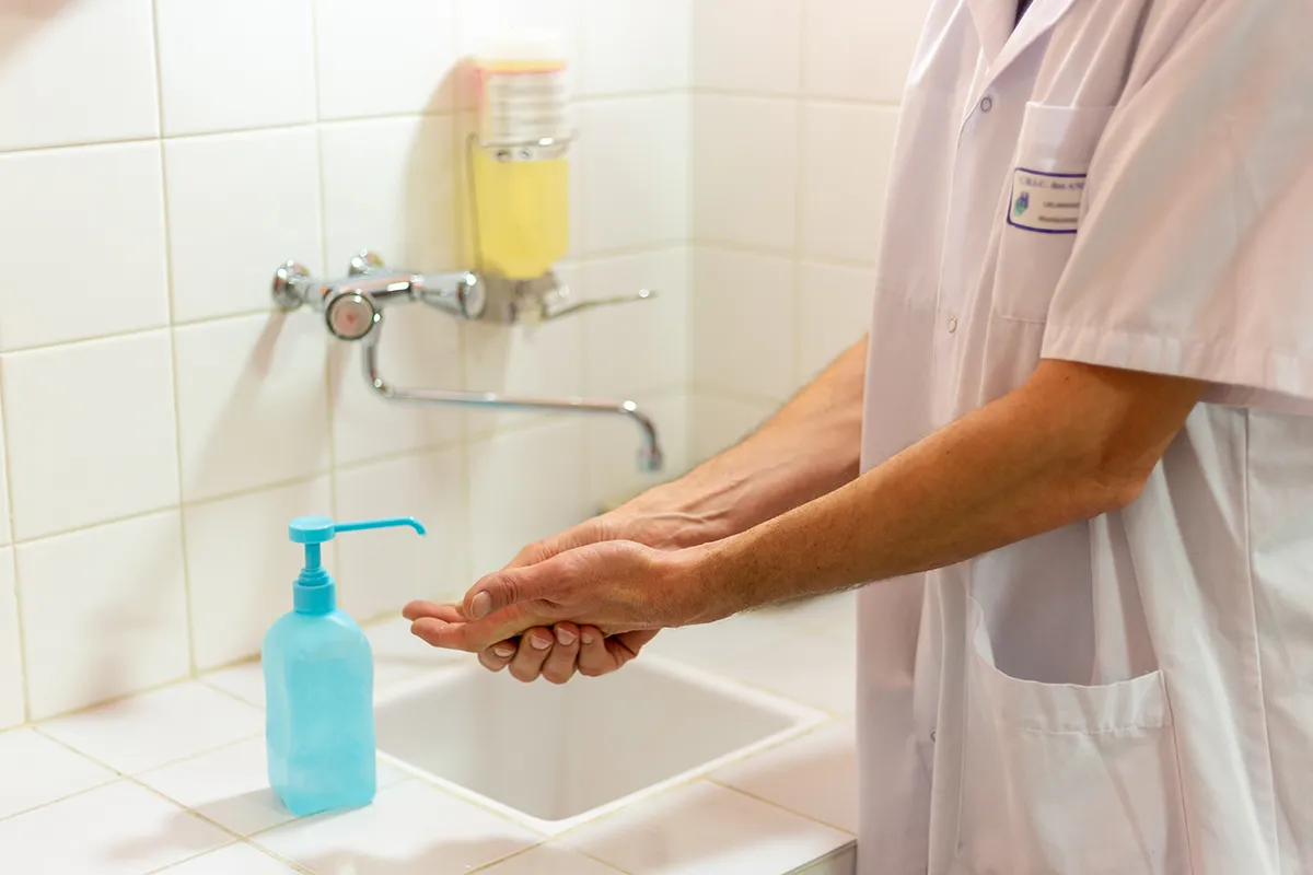 Soignant se lave les mains. Unité Médicale d’Activité d’Hygiene Hospitaliere au Centre Hospitalier de Carcassonne