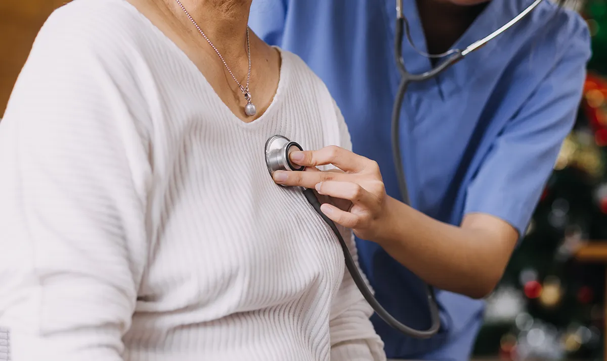 Consultation de cardiologie avec pose d’électrodes pour un électrocardiogramme.