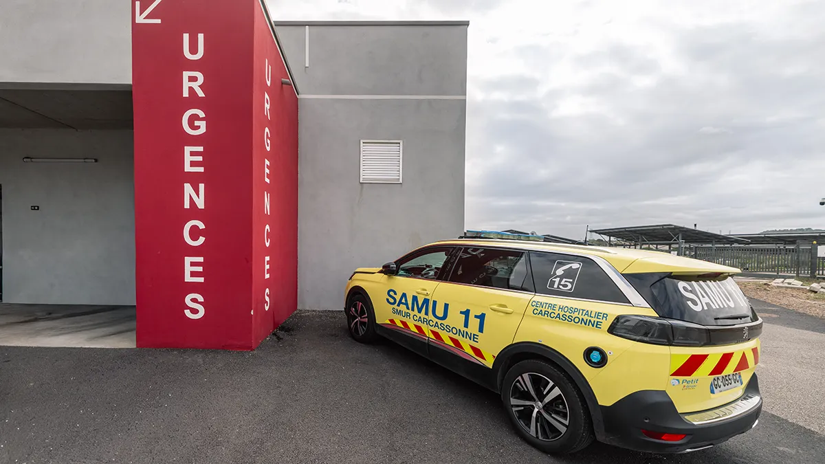 Personnel soignant surveillant des écrans dans un poste de soins hospitalier