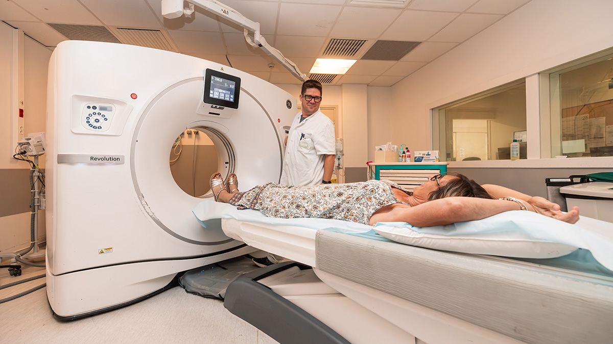 Femme dans un scanner pour un examen au Centre Hospitalier de Carcassonne