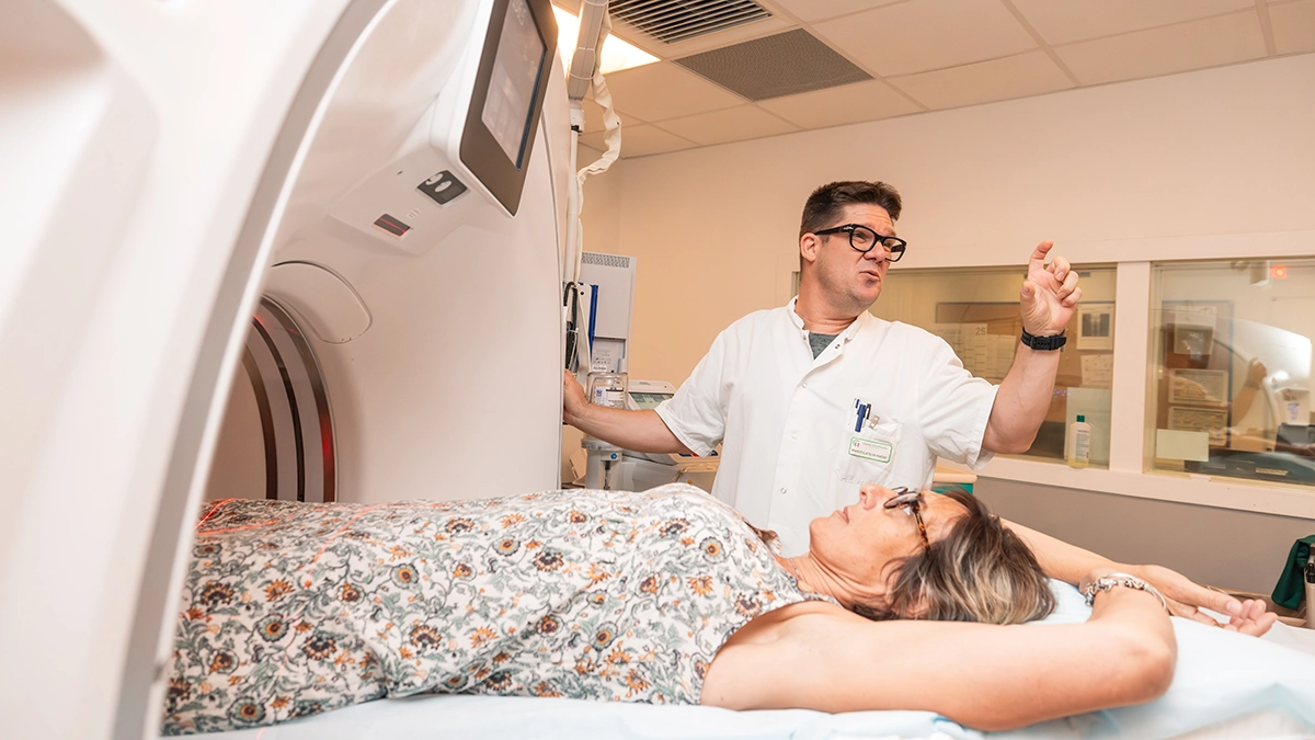 femme agée dans un scanner pour un examen au Centre Hospitalier de Carcassonne