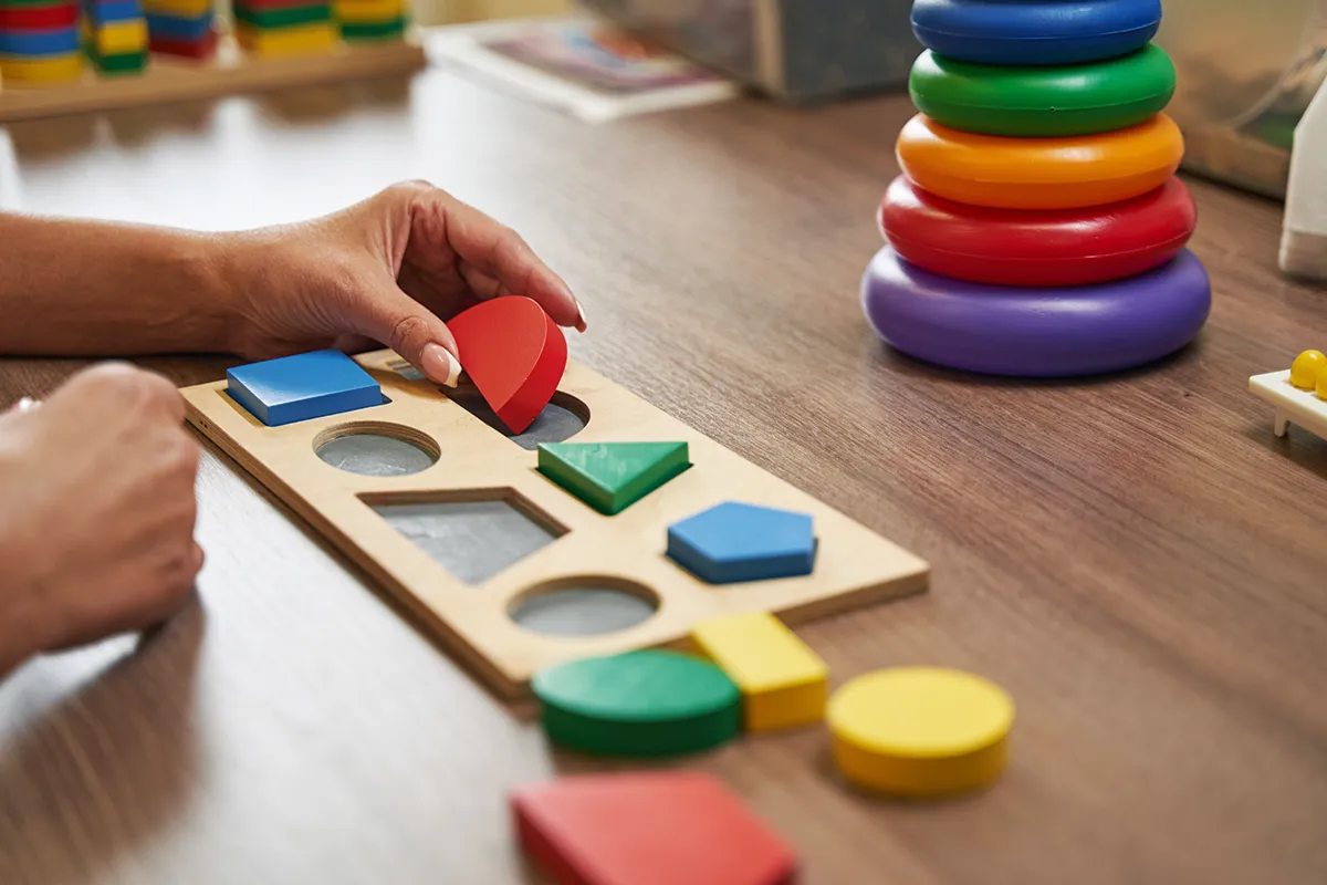 Exercice d’ergothérapie avec puzzle de formes colorées pour coordination et motricité