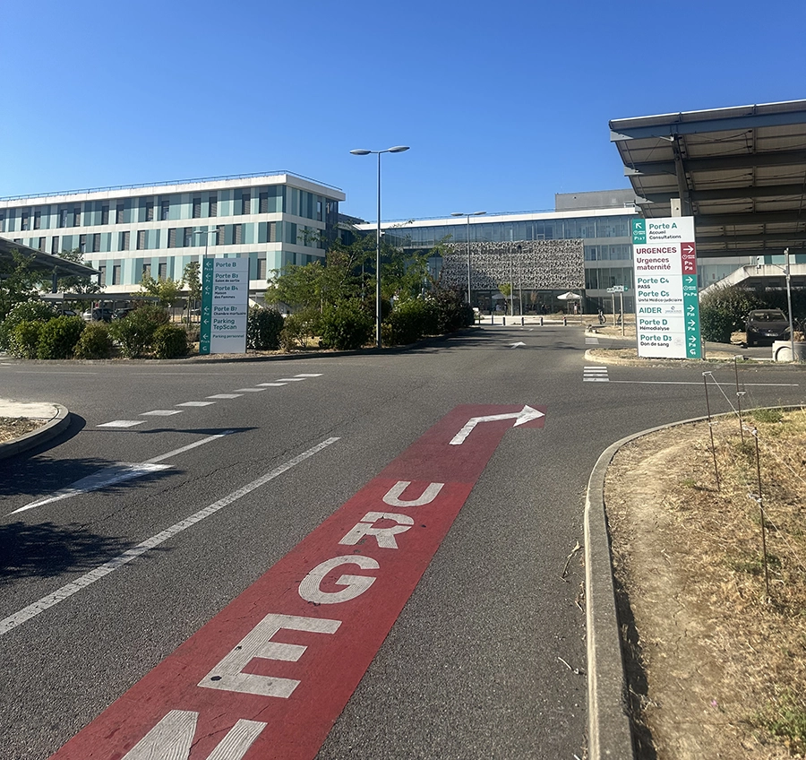 Accès aux urgences du centre hospitalier de Carcassonne avec signalisation et voie dédiée