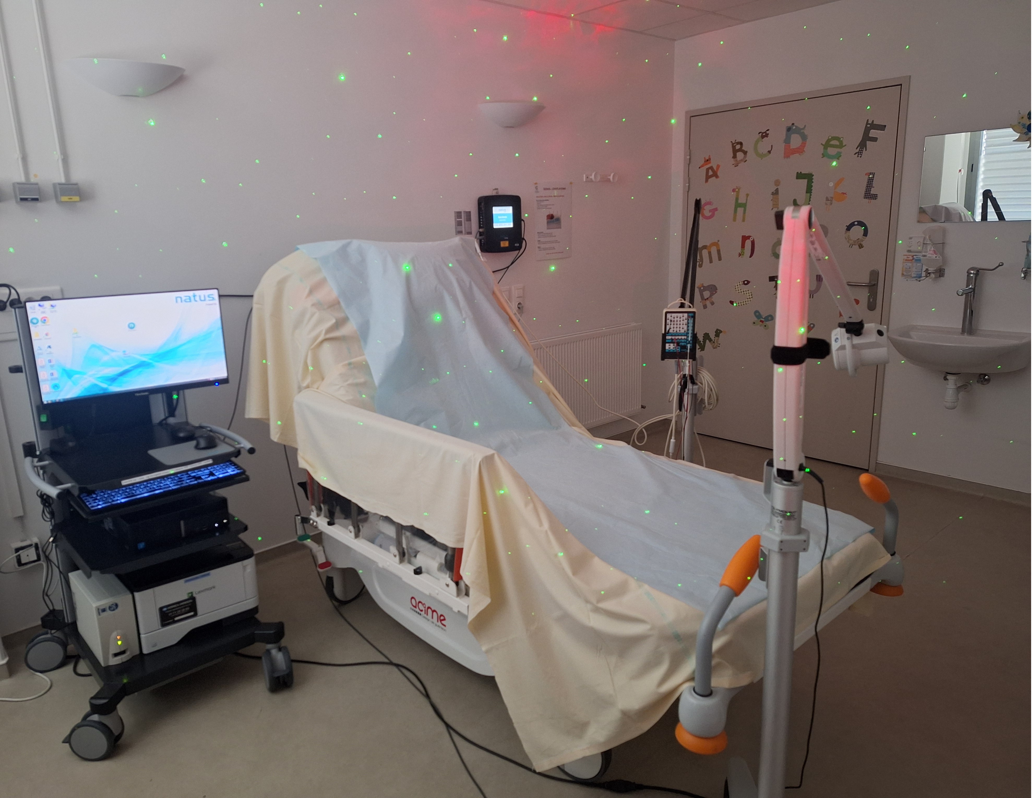 Consultation en neurologie avec présentation d’images d’imagerie cérébrale sur tablette numérique pour expliquer un diagnostic ou un suivi neurologique au patient