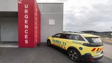 Voiture du SAMU stationnée devant l'entrée des urgences du Centre Hospitalier
