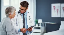 Femme agée en consultation avec un médecin au Centre Hospitalier de Carcassonne