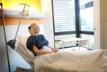 Patiente en chambre de chirurgie ambulatoire avant une intervention médicale ou chirurgicale.