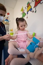 Hospitalisation de jour d'une enfant et une professionnelle de santé